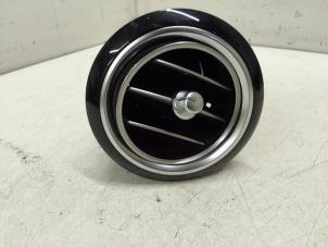 Gebruikte Luchtrooster Dashboard Mercedes E (W213) E-220d 2.0 Turbo 16V Prijs € 50,00 Margeregeling aangeboden door Autodemontage van de Laar