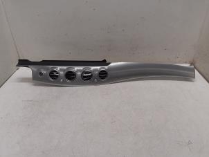 Gebruikte Luchtrooster Dashboard Mercedes E (W213) E-220d 2.0 Turbo 16V Prijs € 225,00 Margeregeling aangeboden door Autodemontage van de Laar