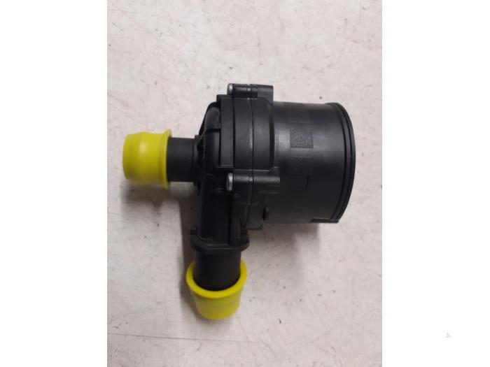 Gebruikte Waterpomp Skoda Octavia Combi (5EAC) 1.5 TSI Evo 16V Prijs € 50,00 Margeregeling aangeboden door Autodemontage van de Laar