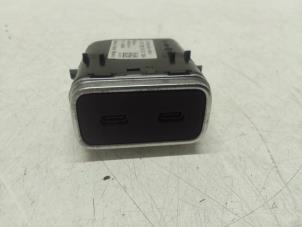 Gebruikte Multimedia aansluiting Mercedes GLE (V167) 300d EQ Boost 2.0 Turbo 16V 4-Matic Prijs € 30,00 Margeregeling aangeboden door Autodemontage van de Laar