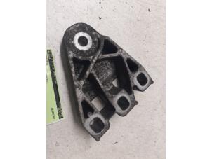 Gebruikte Motorrubber Volkswagen Transporter/Caravelle T5 2.0 TDI BlueMotion Prijs op aanvraag aangeboden door Autodemontage van de Laar