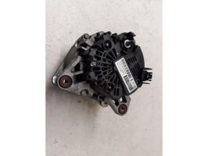 Gebruikte Dynamo Renault Captur (2R) 1.2 TCE 16V EDC Prijs € 100,00 Margeregeling aangeboden door Autodemontage van de Laar