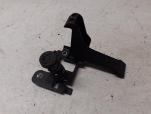 Gebruikte Motorkap hendel Renault Grand Scénic III (JZ) 1.2 16V TCe 115 Prijs op aanvraag aangeboden door Autodemontage van de Laar