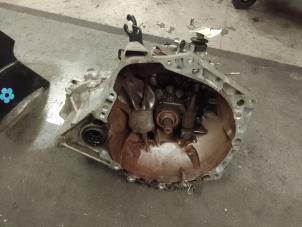 Gebruikte Versnellingsbak Peugeot 108 1.0 12V VVT-i Prijs € 250,00 Margeregeling aangeboden door Autodemontage van de Laar