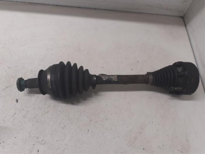 Gebruikte Aandrijfas links-voor Volkswagen Polo V (6R) 1.2 TDI 12V BlueMotion Prijs € 70,00 Margeregeling aangeboden door Autodemontage van de Laar