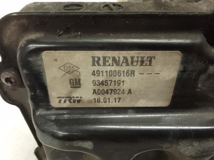 Pomp Servo van een Renault Trafic (1FL/2FL/3FL/4FL) 1.6 dCi 125 Twin Turbo 2017