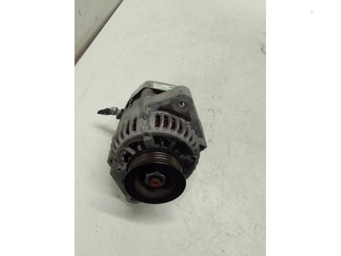 Alternator van een Daihatsu Cuore (L251/271/276) 1.0 12V DVVT 2005