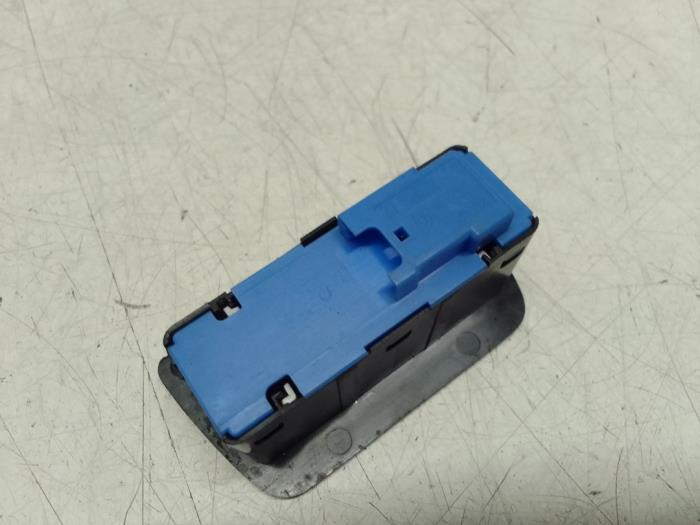 Schakelaar achterklep van een BMW 3 serie Gran Turismo (F34) 320d 2.0 16V 2017