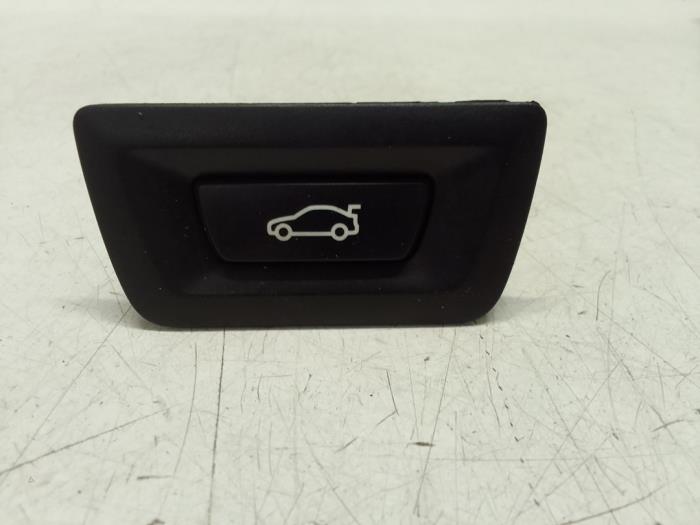 Schakelaar achterklep van een BMW 3 serie Gran Turismo (F34) 320d 2.0 16V 2017