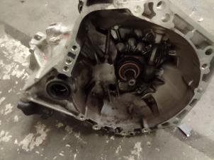 Gebruikte Versnellingsbak Peugeot 108 1.0 12V VVT-i Prijs € 350,00 Margeregeling aangeboden door Autodemontage van de Laar