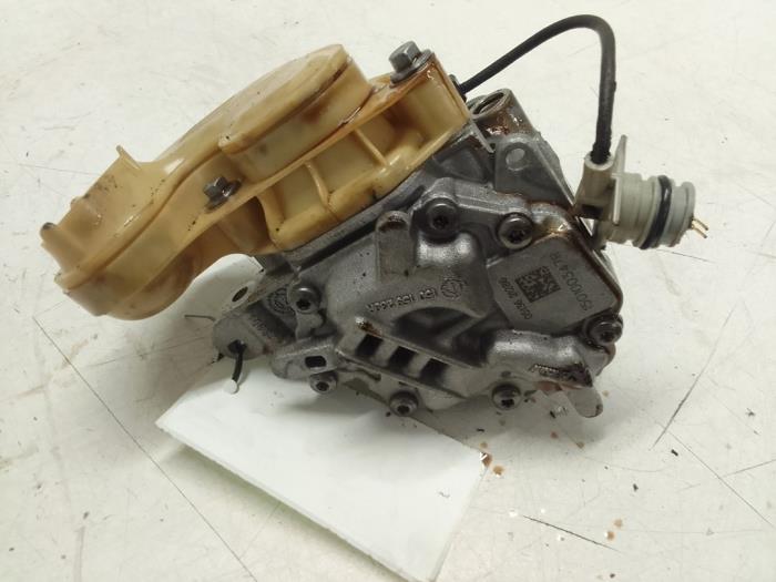 Gebruikte Oliepomp Renault Clio V (RJAB) Prijs € 100,00 Margeregeling aangeboden door Autodemontage van de Laar