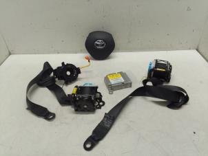 Gebruikte Airbag set + dashboard Toyota Aygo (B40) 1.0 12V VVT-i Prijs € 900,00 Margeregeling aangeboden door Autodemontage van de Laar