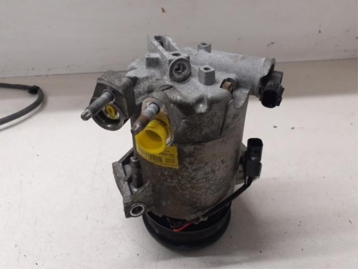 Gebruikte Aircopomp Ford Focus 3 Wagon 1.0 Ti-VCT EcoBoost 12V 100 Prijs € 115,00 Margeregeling aangeboden door Autodemontage van de Laar