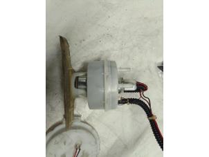 Gebruikte Benzinepomp BMW 5 serie (F10) 550i xDrive V8 32V TwinPower Turbo Prijs op aanvraag aangeboden door Autodemontage van de Laar