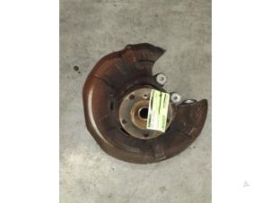 Gebruikte Fusee links-achter BMW 5 serie (F10) 550i xDrive V8 32V TwinPower Turbo Prijs € 65,00 Margeregeling aangeboden door Autodemontage van de Laar