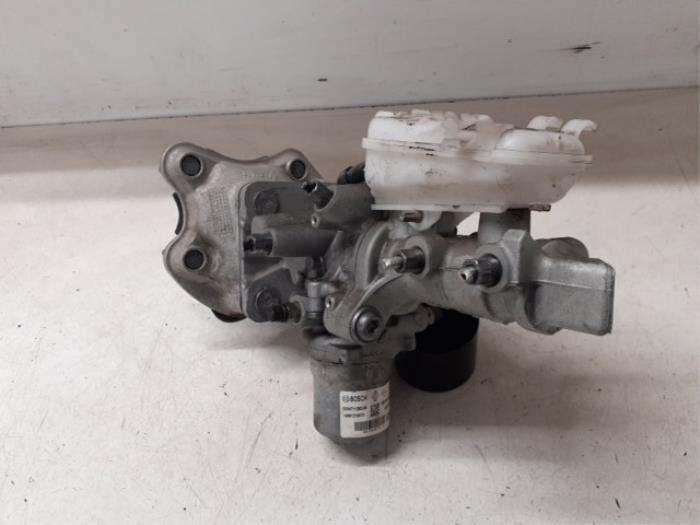 Gebruikte Rembekrachtiger Renault Zoé (AG) 46kW Prijs op aanvraag aangeboden door Autodemontage van de Laar