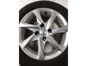 Gebruikte Velg + Band Peugeot 208 I (CA/CC/CK/CL) 1.2 Vti 12V PureTech 82 Prijs op aanvraag aangeboden door Autodemontage van de Laar