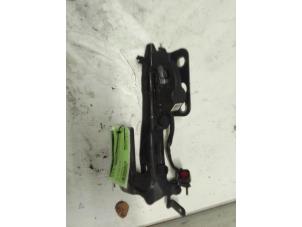 Gebruikte Motorkap Scharnier Volvo V40 (MV) 2.0 D4 16V Prijs € 50,00 Margeregeling aangeboden door Autodemontage van de Laar