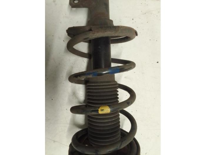 Schokdemperpoot links-voor van een Hyundai i10 (F5) 1.1i 12V 2012