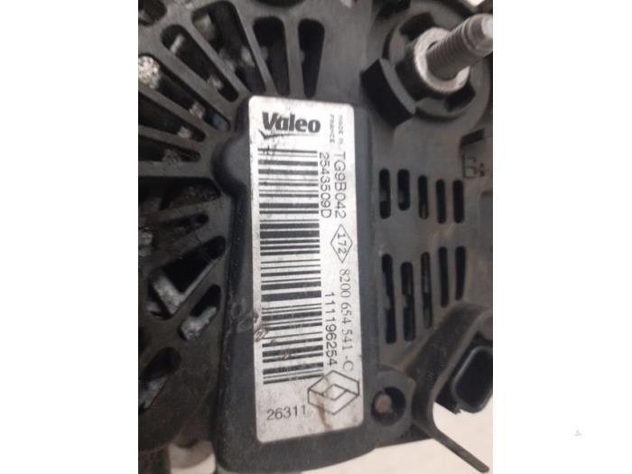 Alternator van een Renault Clio III (BR/CR) 1.2 16V TCe 100 2012