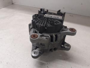 Alternator van een Renault Clio III (BR/CR) 1.2 16V TCe 100 2012