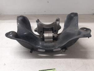 Gebruikte Versnellingsbak Steun Mercedes Vito (447.6) 2.2 114 CDI 16V Prijs € 45,00 Margeregeling aangeboden door Autodemontage van de Laar