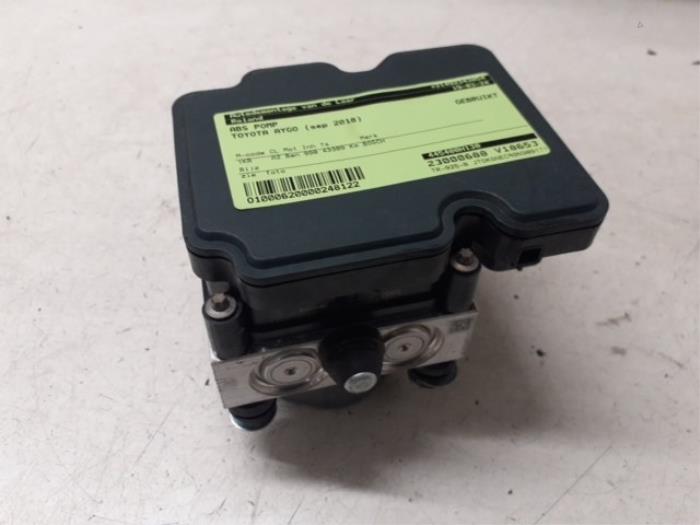 Gebruikte ABS Pomp Toyota Aygo (B40) 1.0 12V VVT-i Prijs € 60,00 Margeregeling aangeboden door Autodemontage van de Laar