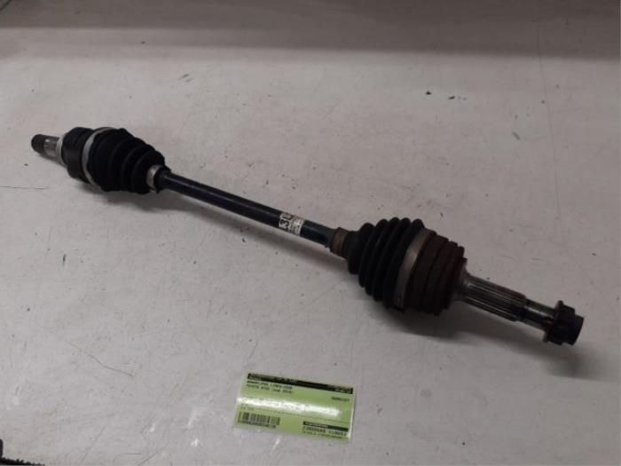 Gebruikte Aandrijfas links-voor Toyota Aygo (B40) 1.0 12V VVT-i Prijs op aanvraag aangeboden door Autodemontage van de Laar