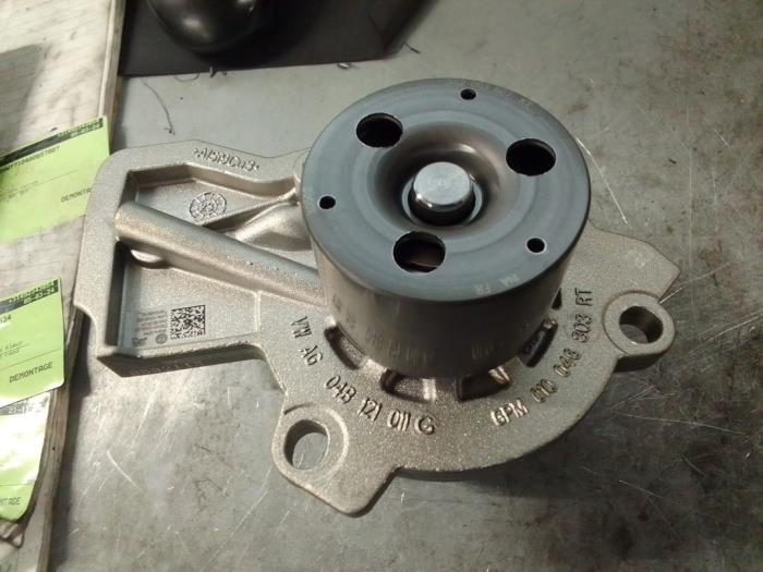 Waterpomp van een Volkswagen Polo V (6R)  2015