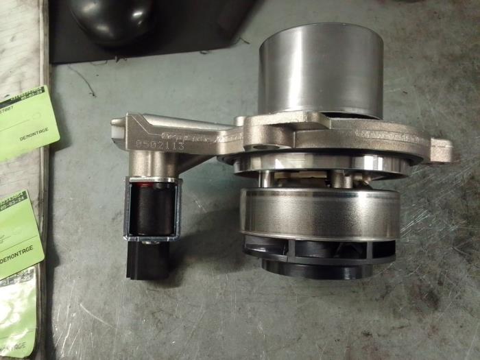 Waterpomp van een Volkswagen Polo V (6R)  2015