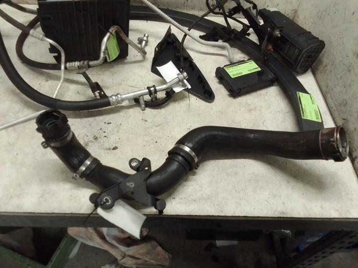 Gebruikte Intercooler Buis Renault Captur I (2R) 0.9 Energy TCE 12V Prijs € 35,00 Margeregeling aangeboden door Autodemontage van de Laar