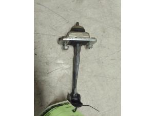 Gebruikte Deurvanger 4Deurs links-achter Opel Mokka/Mokka X 1.4 Turbo 16V 4x2 Prijs € 20,00 Margeregeling aangeboden door Autodemontage van de Laar