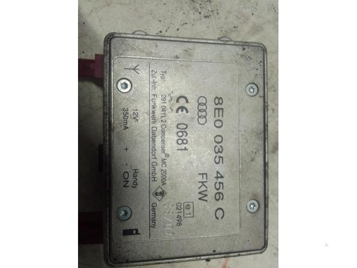 Gebruikte Telefoon Module Audi A4 (B7) 2.0 TDI 16V Quattro Prijs € 40,00 Margeregeling aangeboden door Autodemontage van de Laar
