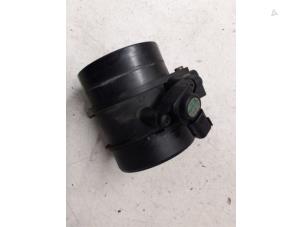 Gebruikte Luchtmassameter Mercedes C Sportcoupé (C203) 2.2 C-200 CDI 16V Prijs op aanvraag aangeboden door Autodemontage van de Laar