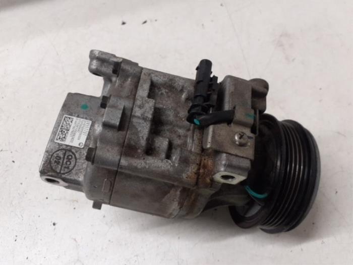 Gebruikte Aircopomp Opel Karl 1.0 12V Prijs € 100,00 Margeregeling aangeboden door Autodemontage van de Laar