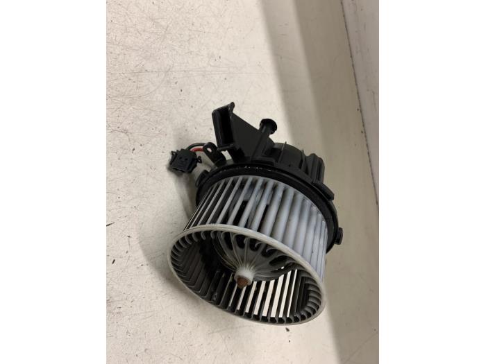 Kachel Ventilatiemotor van een Audi A4 (B8) 1.8 TFSI 16V 2011