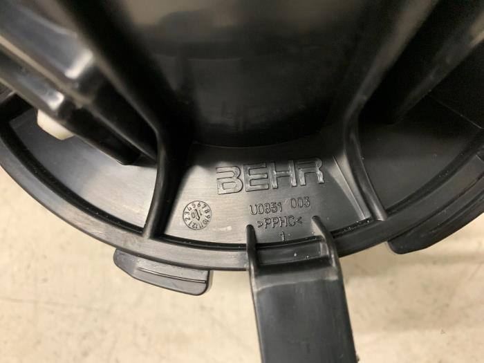 Kachel Ventilatiemotor van een Audi A4 (B8) 1.8 TFSI 16V 2011