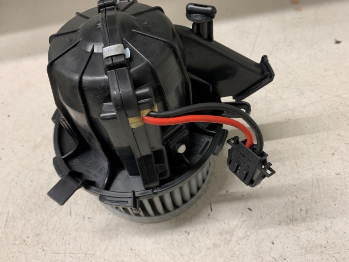 Kachel Ventilatiemotor van een Audi A4 (B8) 1.8 TFSI 16V 2011