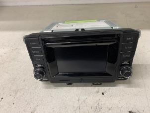 Gebruikte Radio CD Speler Volkswagen Polo V (6R) 1.2 TSI 16V BlueMotion Technology Prijs € 175,00 Margeregeling aangeboden door Autodemontage van de Laar