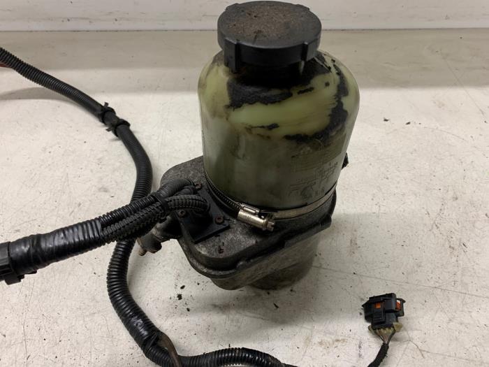 Stuurbekrachtiging Pomp van een Opel Zafira (M75) 1.8 16V Ecotec 2008