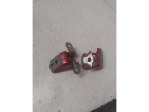 Gebruikte Scharnier deur links-voor Renault Captur II (RJB) 1.3 Mild Hybrid 160 16V Prijs € 50,00 Margeregeling aangeboden door Autodemontage van de Laar