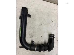 Gebruikte Aanzuigslang Lucht Ford EcoSport (JK8) 1.0 EcoBoost 12V 125 Prijs € 35,00 Margeregeling aangeboden door Autodemontage van de Laar