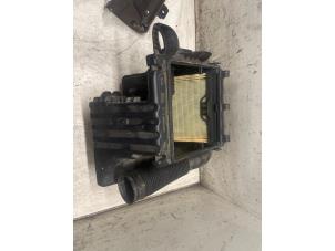 Gebruikte Luchtfilterhuis Mercedes A (W169) 2.0 A-200 5-Drs. Prijs € 30,00 Margeregeling aangeboden door Autodemontage van de Laar