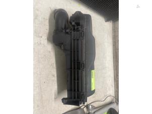 Gebruikte Luchtfilterhuis Peugeot 308 CC (4B) 1.6 16V THP 150 Prijs € 50,00 Margeregeling aangeboden door Autodemontage van de Laar