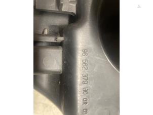 Gebruikte Luchtfilterhuis Peugeot 308 CC (4B) 1.6 16V THP 150 Prijs € 35,00 Margeregeling aangeboden door Autodemontage van de Laar