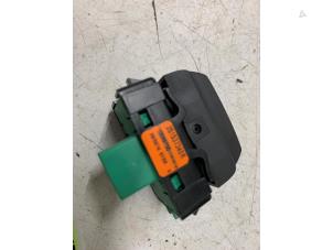 Gebruikte Schakelaar Renault Twingo III (AH) 1.0 SCe 70 12V Prijs op aanvraag aangeboden door Autodemontage van de Laar