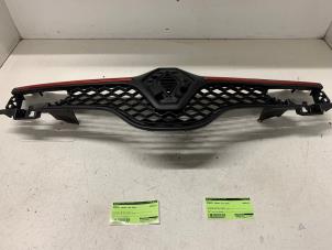 Gebruikte Grille Renault Twingo III (AH) 1.0 SCe 70 12V Prijs € 80,00 Margeregeling aangeboden door Autodemontage van de Laar