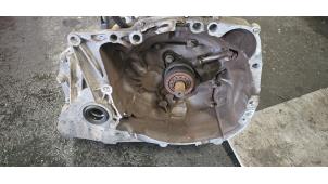 Gebruikte Versnellingsbak Renault Clio III (BR/CR) 1.2 16V TCe 100 Prijs € 300,00 Margeregeling aangeboden door Autodemontage van de Laar