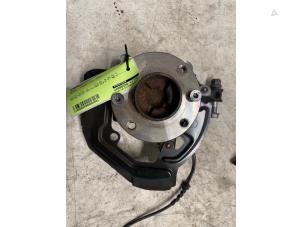 Gebruikte Fusee links-voor Renault Twingo III (AH) 1.0 SCe 75 12V Prijs € 85,00 Margeregeling aangeboden door Autodemontage van de Laar