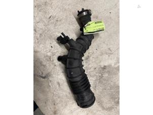 Gebruikte Aanzuigslang Lucht Renault Captur (2R) 1.2 TCE 16V EDC Prijs € 25,00 Margeregeling aangeboden door Autodemontage van de Laar